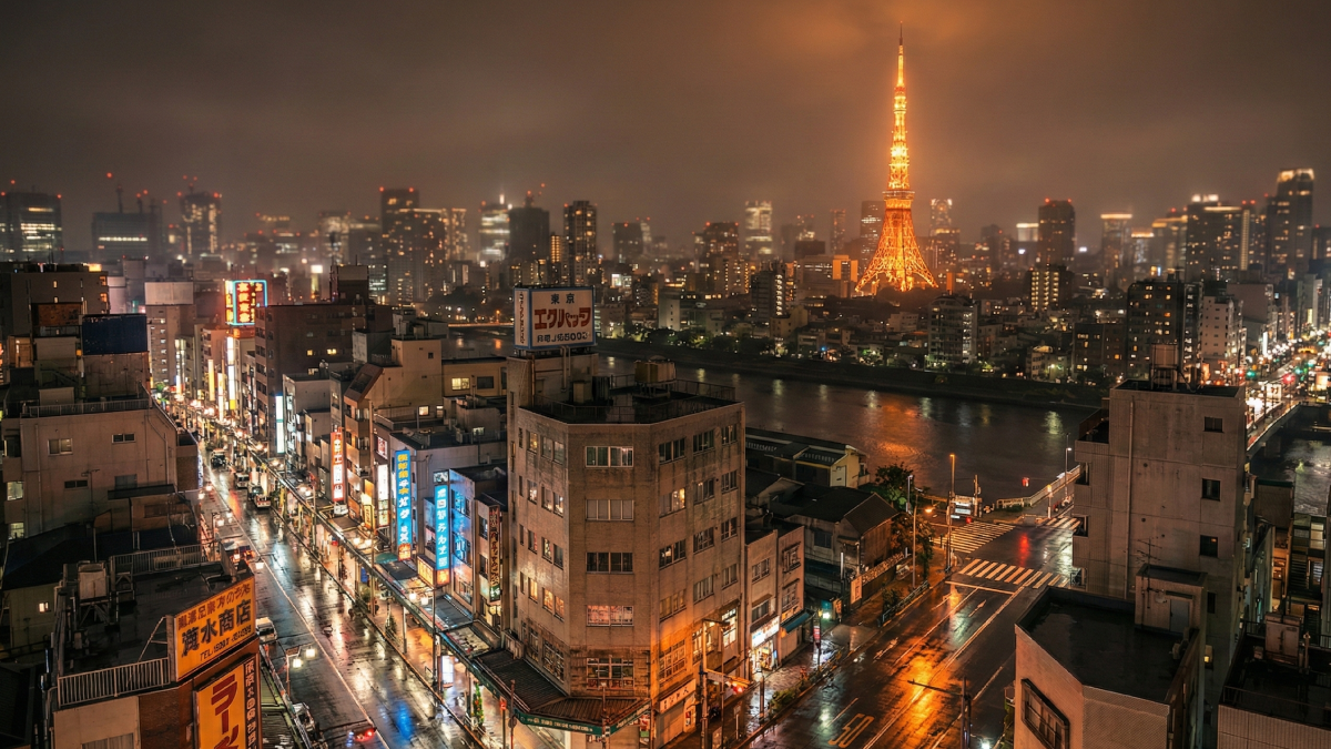夕暮れ時の東京タワーと、車窓を流れる街の光が反射するタクシーのイメージ