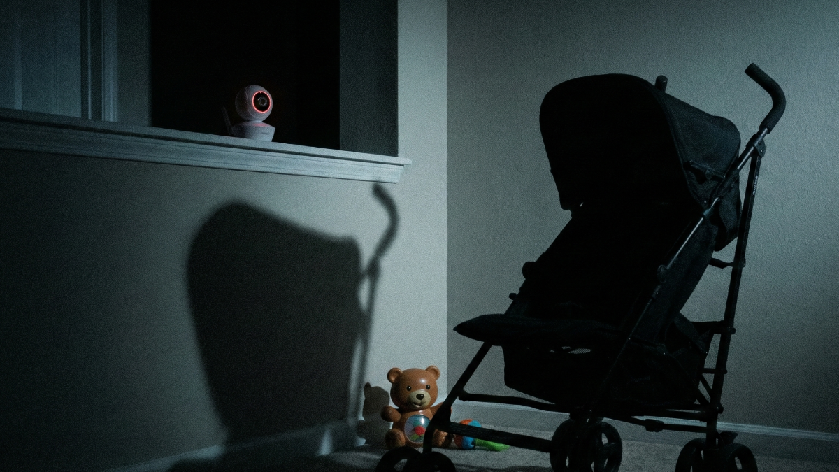 マンションの廊下とエレベーター前。静かな日常の中に不穏さが混じる空気を感じさせるイメージ