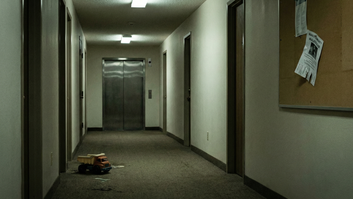 家庭内の日用品（見守りカメラやベビーカーなど）が不穏さを帯びるイメージ