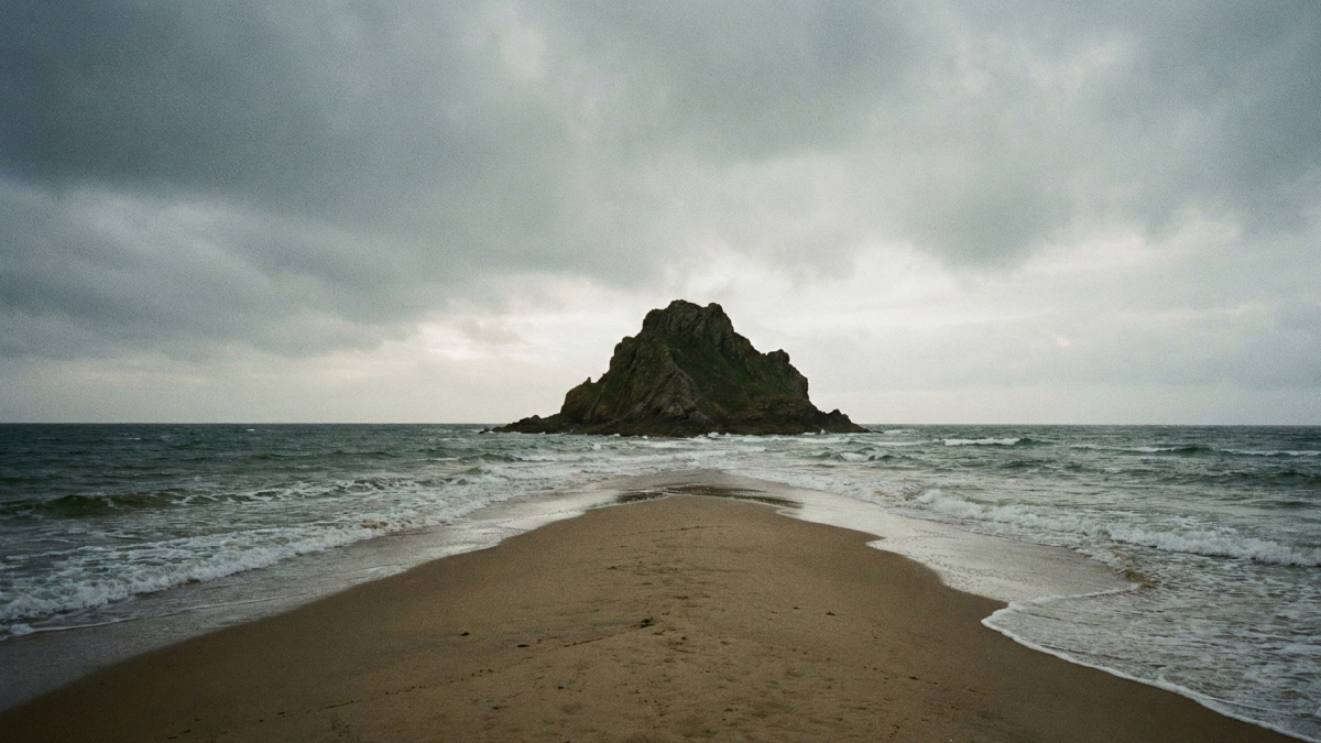 海の中に一本の砂の道が続いている、美しくも寂しい風景のイメージ
