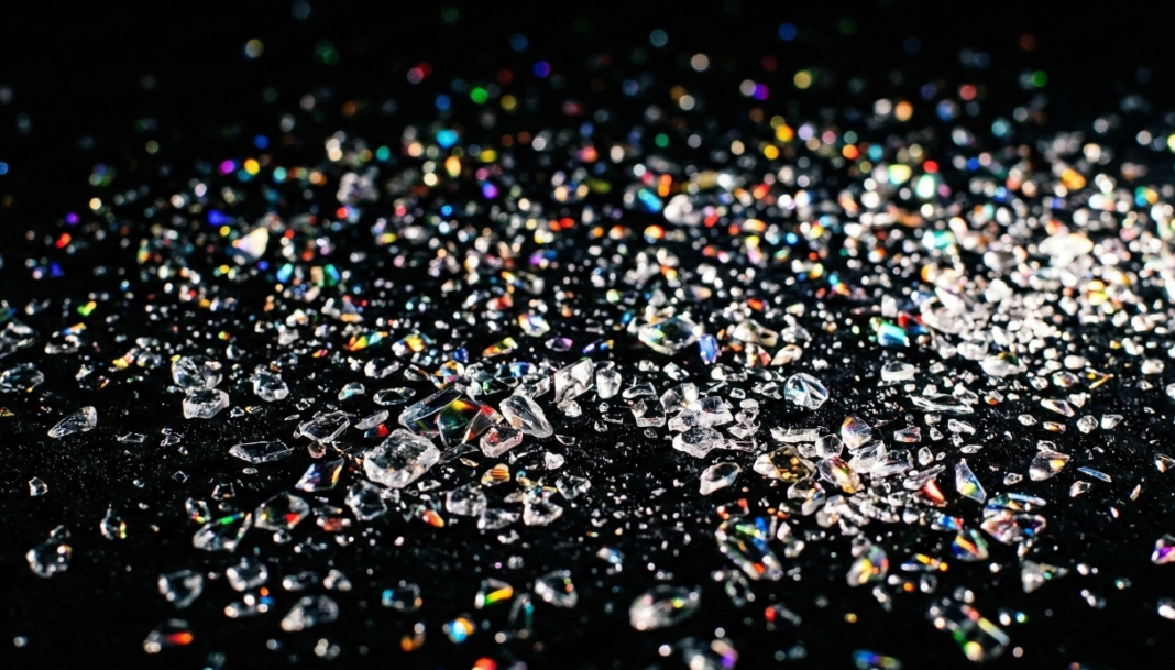暗闇の中で光を乱反射する、無数の小さなクリスタルやガラス片