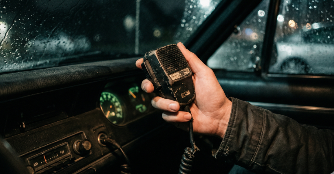 古びたダッシュボードに置かれた、使い込まれたCB無線のマイク