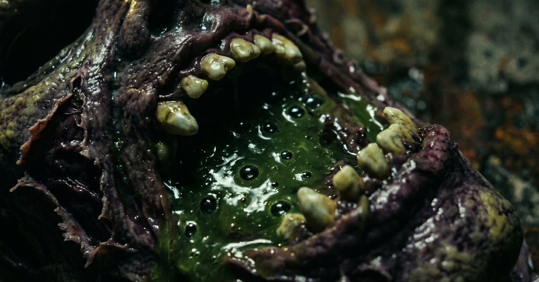 変貌するデモンズの衝撃と80年代ホラーのアナログな熱狂を予感させるイメージ