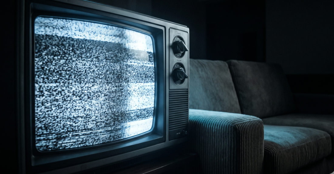 砂嵐のブラウン管テレビと外界から遮断された部屋の孤独を象徴するイメージ