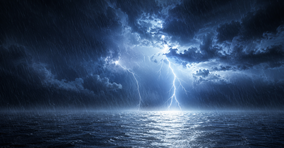 雨の中で両腕を広げ、天を仰ぎながら自由を噛み締める主人公の姿